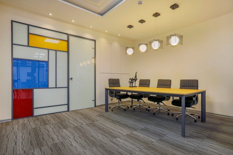 پوشش موکت در شرکت مشاوره دکوراسیون داخلی اداری پادایران