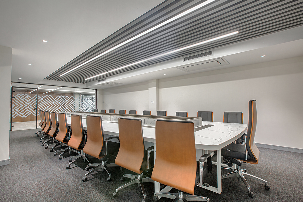 اتاق کنفرانس و میز کنفرانس رسمی با طراحی نور سقفی