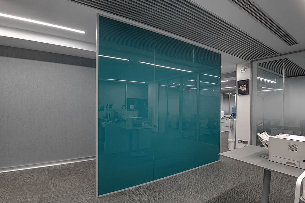 پارتیشن مدرن با شیشه رنگی