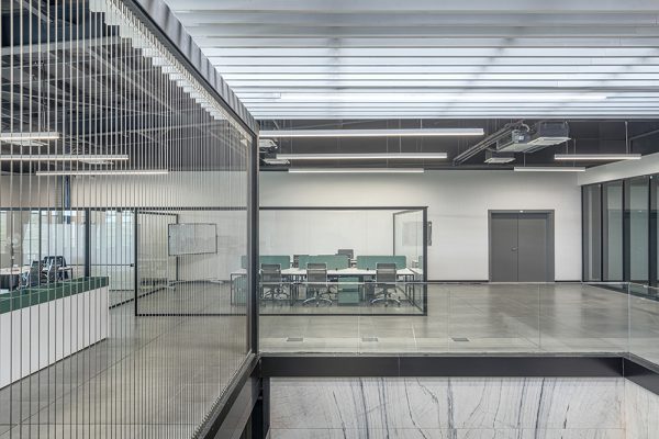 پارتیشن شیشه ایی کوتاه اجرا شده توسط پادایران